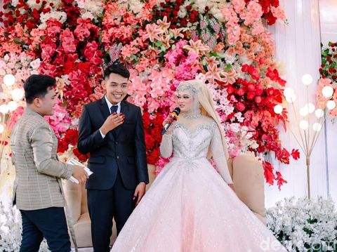 Array,Viral Sesi Lempar Bunga Pengantin Jadi Ajang Cari Jodoh, Bikin Tamu Heboh
