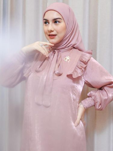 Array,5 Gaya Hijab Clean Look untuk Idul Adha ala Irish Bella hingga Inara Rusli