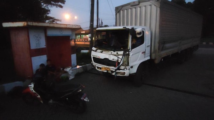 Array,Truk Rem Blong Lagi... Truk Rem Blong Lagi...