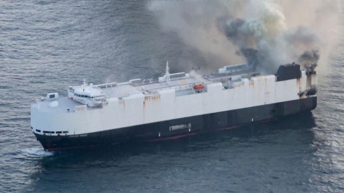 Array,Kapal Angkut 3.000 Mobil dari China Terbakar, Asap Muncul dari Dek Mobil Listrik