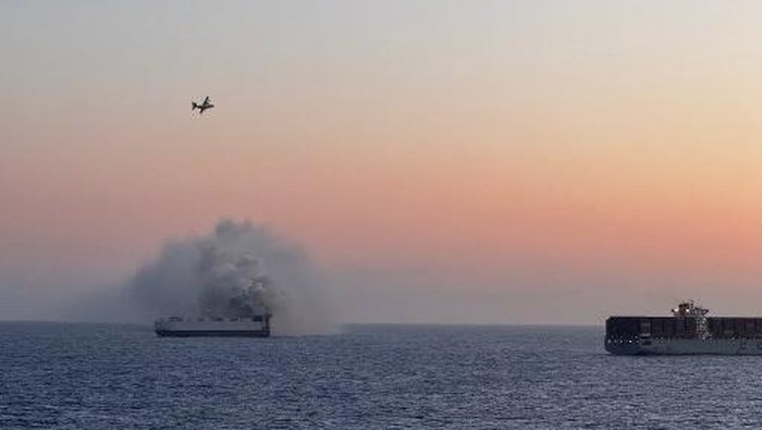 Array,Berminggu-minggu Terbakar, Kapal Laut yang Angkut 3.000 Mobil Berakhir Tenggelam