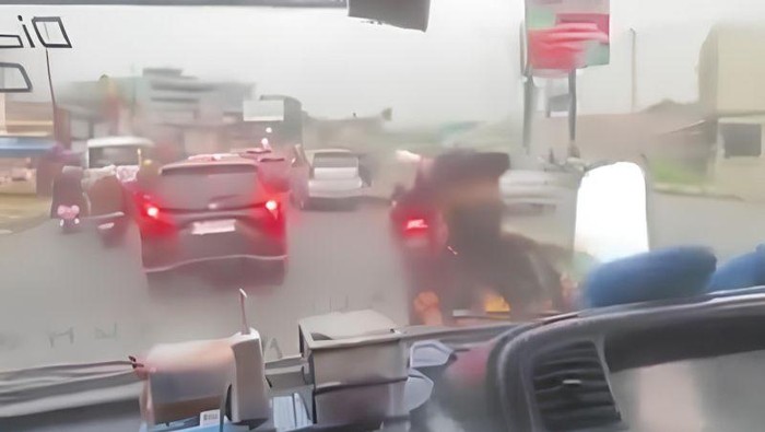 Array,Viral Petugas Rusak Spion Truk yang Ogah Berhenti, Ini Penjelasan Dishub
