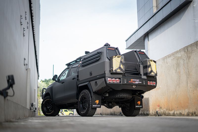 Array,Siap Tempur! Hilux Disulap Jadi Mobil Militer