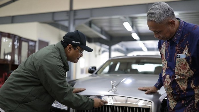 Array,Kemensos Lelang Rolls-Royce 'Hantu': Buka Harga Rp 1,7 M, 5 Orang Nawar