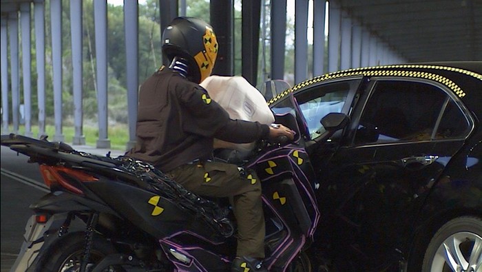 Array,Airbag buat Sepeda Motor Diuji Tabrak