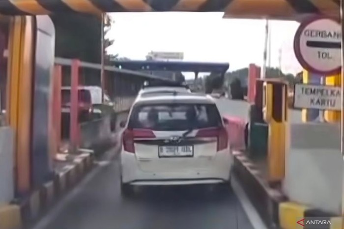 Array,Viral Mobil LCGC Dua Kali Nyelonong di Gate Tak Bayar Tol