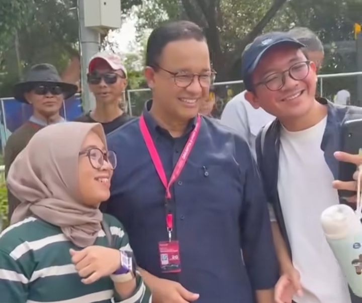 Array,Gaya Merakyat Anies Baswedan di Formula E Jakarta, Duduk di Tribun Murah