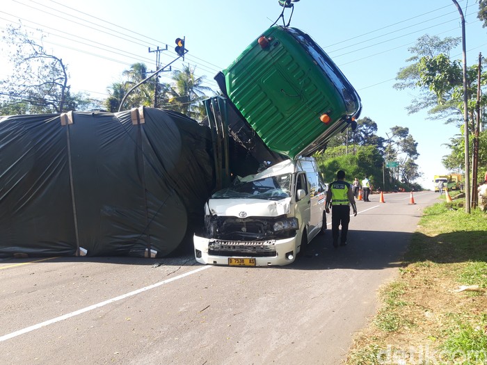 Array,Lagi-lagi Truk ODOL Tak Kuat Nanjak Jadi Penyebab Kecelakaan, Timpa HiAce
