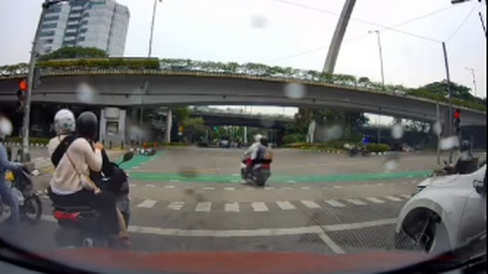 Array,Viral Pemotor Nakal Terobos Lampu Merah di Pancoran, Berujung Tabrakan!