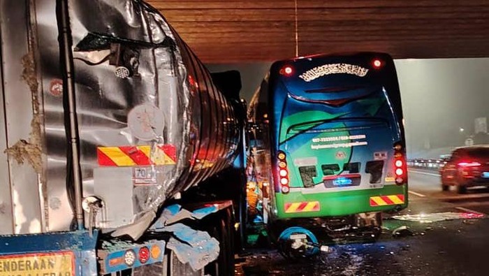 Array,Bus Pariwisata di Malaysia Tabrak Truk Tewaskan 2 WNI