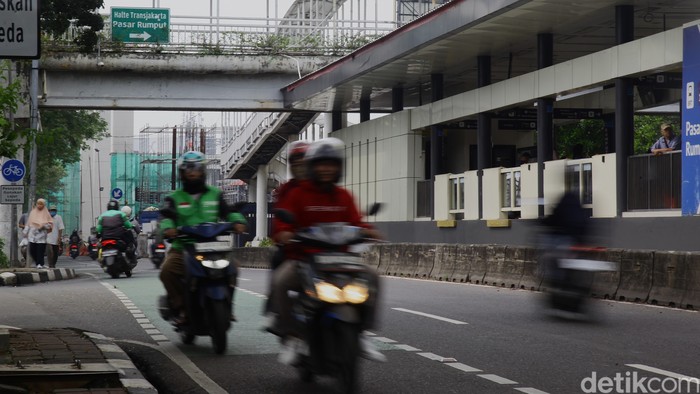 Array,Driver Ojol Lawan Arah di Depan Polisi: Waktu Pak, Waktu Adalah Uang