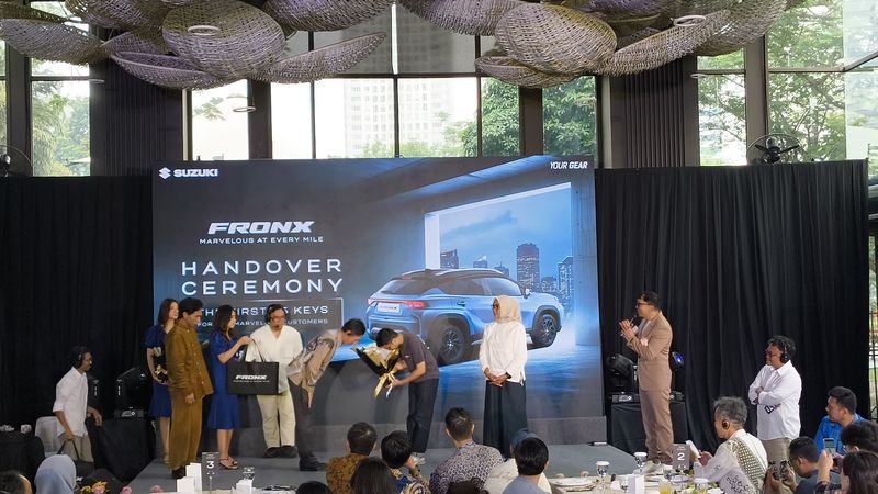 Array,Suzuki Serahkan Fronx ke Konsumen Indonesia