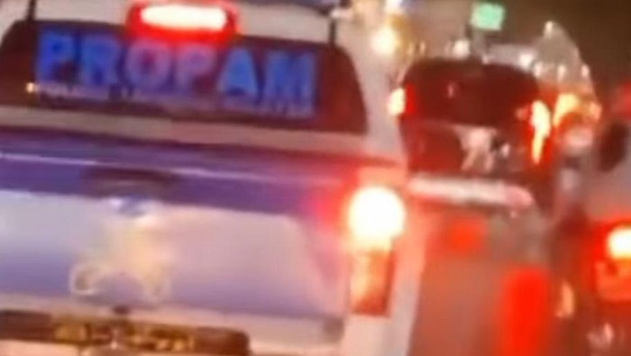 Array,Duh, Anak di Bawah Umur Nyetir Mobil Dinas Propam