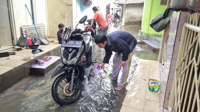 Array,Ada Warga Cuci Motor Pakai Air Genangan Banjir, Padahal Bahaya