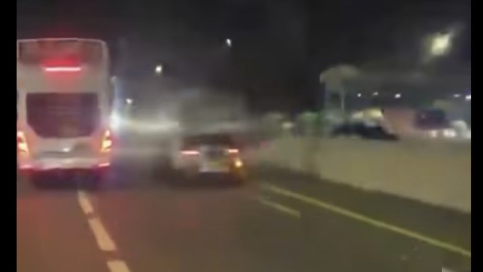 Array,Viral Bus Pepet-Adang Mobil PJR Polisi, Kok Bisa?