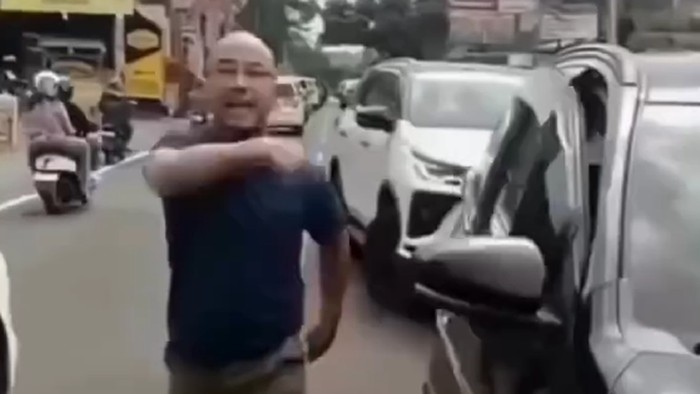 Array,Cerita di Balik Polisi Kawal Mobil Pribadi Diprotes Pemobil Lain