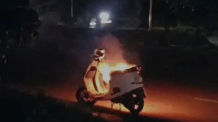 Array,Ngeri! Skuter Listrik Ini Tiba-tiba Terbakar saat Dikendarai
