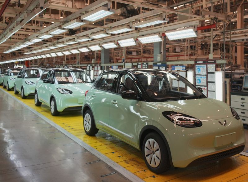 Array,Jangan Harap Harga Mobil Listrik Wuling Turun Besar-besaran di RI