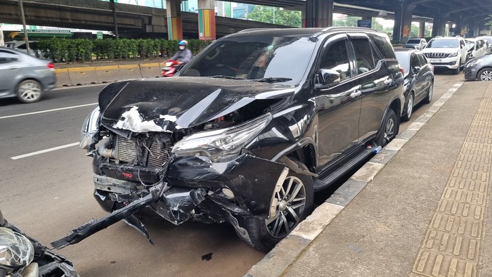 Array,Fortuner Tabrak 5 Mobil di Utan Kayu Pakai Pelat Dinas Palsu, Biar Apa Sih?