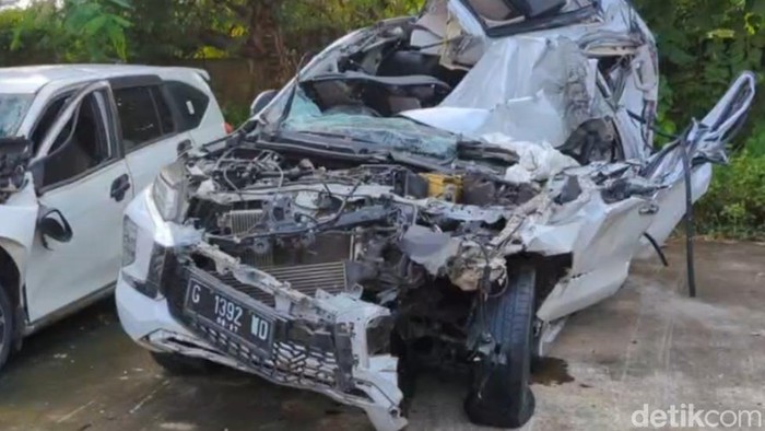 Array,Pajero Sport Remuk Nyaris Tak Berbentuk Perkara Sopir Mengantuk