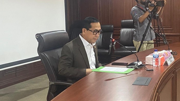 Array,Intip Garasi Anggota DPR yang Dilaporkan Kasih Gestur Tak Senonoh saat Live TikTok