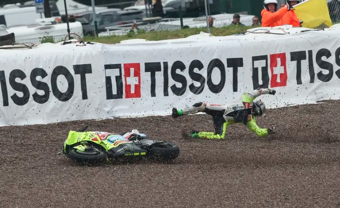 Array,Kok Bisa Baju Balap Morbidelli Terbuka saat Kecelakaan?