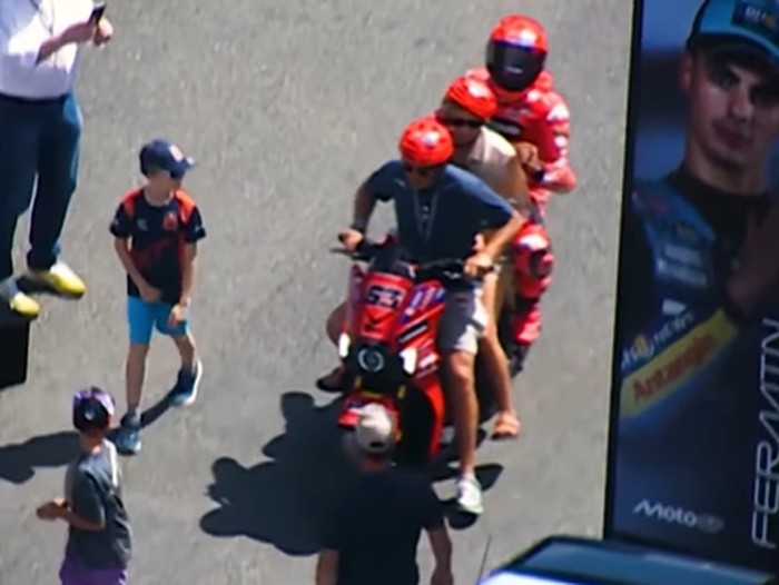 Array,Momen Marquez Bonceng Tiga Bareng Orang Tua Bagnaia