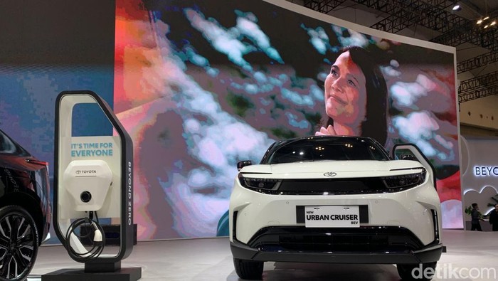 Array,Toyota Bawa Dua Mobil Listrik di GIIAS 2025: Urban Cruiser EV dan bZ4X Bikinan Lokal