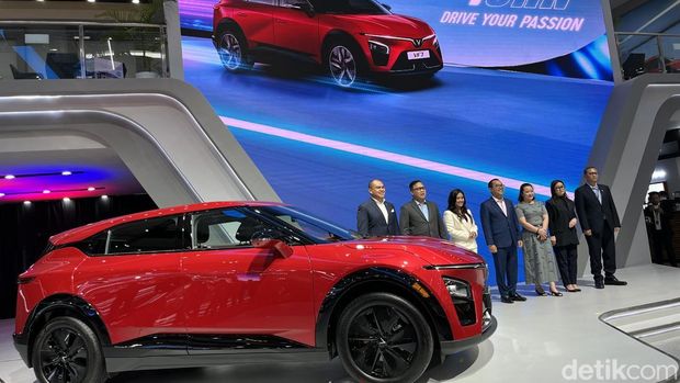 Array,Intip Spesifikasi VinFast VF7 yang Baru Meluncur di GIIAS 2025