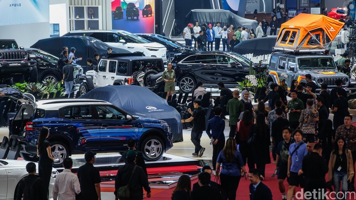 Array,Penjualan Mobil Ambrol, Ekonomi Indonesia Tidak Baik-baik Saja