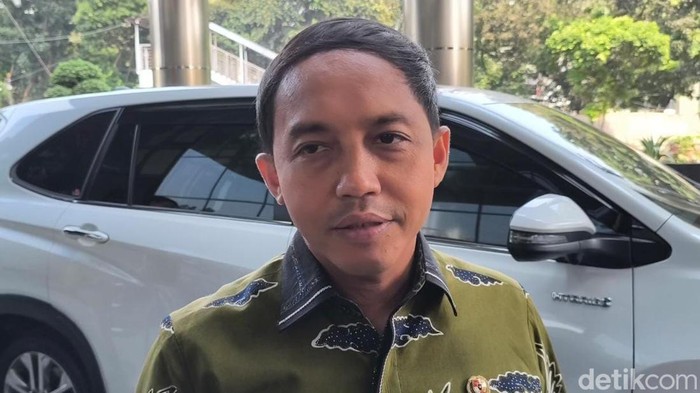 Array,Intip Garasi Menhut Raja Juli Antoni yang Viral Main Domino Bareng Pembalak Liar