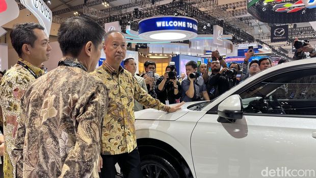 Array,Momen Menperin 'Jajal' Mobil Baru Honda di GIIAS 2025