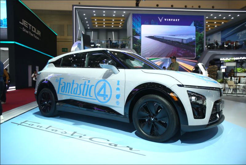 Array,Keluar dari Bayang-bayang Jadi Mobil Taksi, VinFast Pajang VF7 Edisi Disney