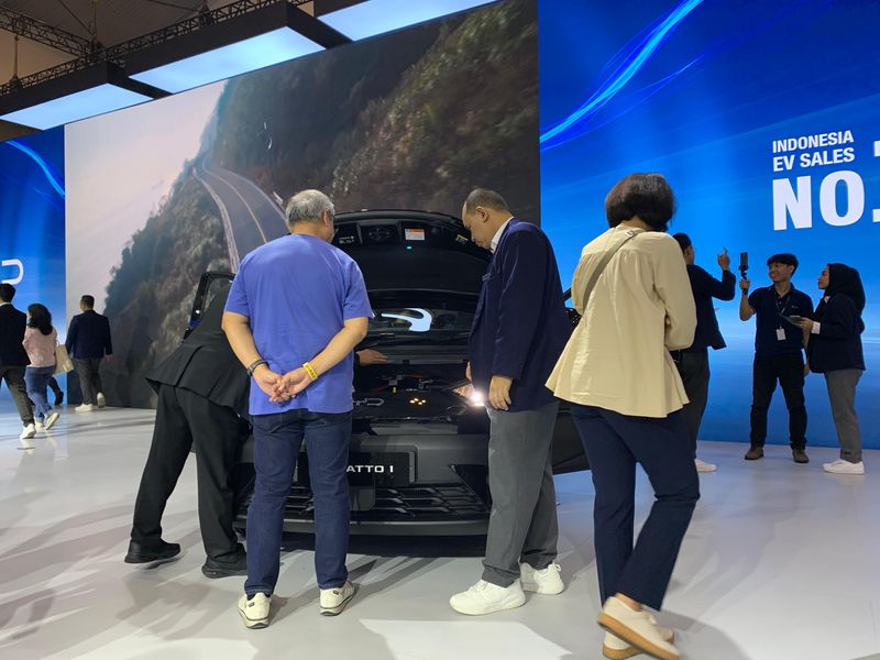 Array,Momen BYD Atto 1 Dikerubungi Banyak Orang