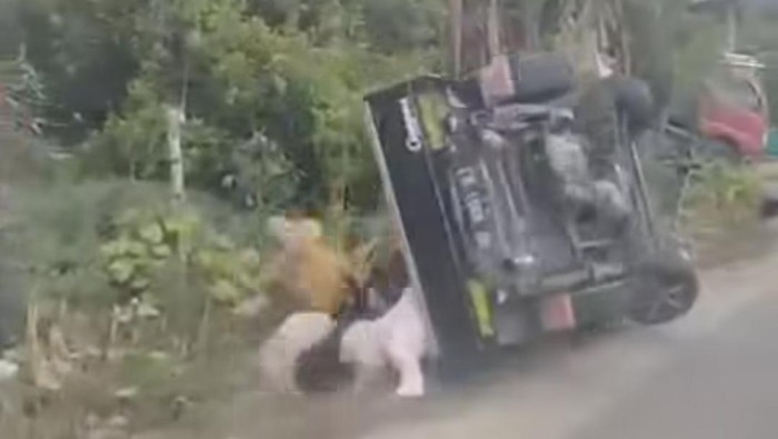 Array,Viral Pikap Terbalik saat Angkut Rombongan Emak-emak, Belok Bukan Ngerem Malah Tambah Gas