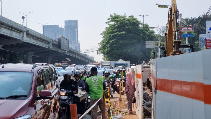 Array,Proyek di Jalan TB Simatupang Sampai Desember, Siap-siap Macet Terus