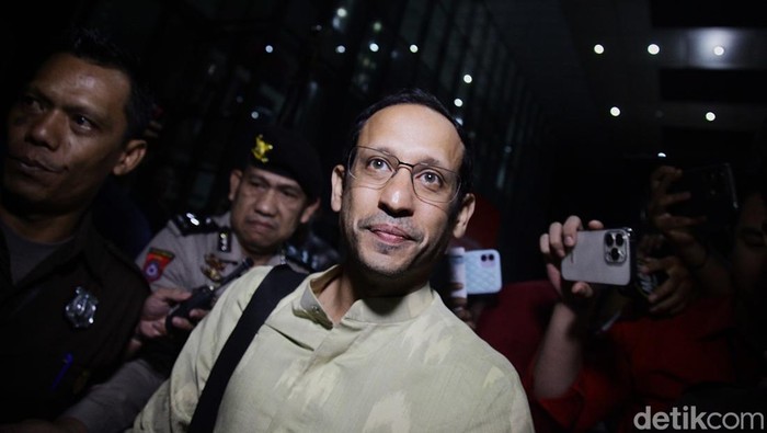 Array,Intip Garasi Nadiem Makarim yang Ditetapkan Tersangka Korupsi Laptop