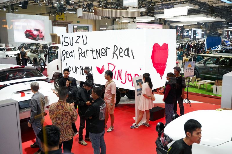 Array,Isuzu Catat 969 SPK di GIIAS 2025, Naik 52 Persen dari Tahun Lalu
