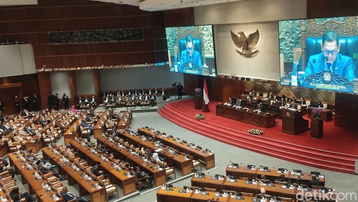 Array,Tunjangan Bensin Anggota DPR: Rp 3 Juta per Bulan