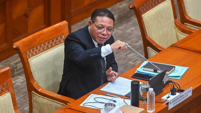 Array,Intip Garasi Inosentius Samsul yang Disetujui Jadi Hakim MK