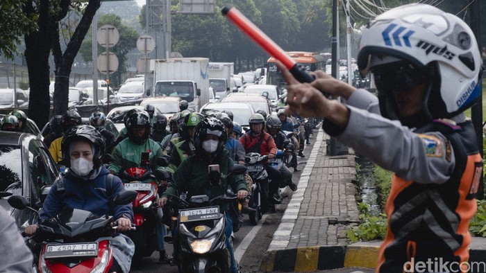 Array,Penjelasan Pramono soal Trotoar Dipakai Urai Kemacetan TB Simatupang