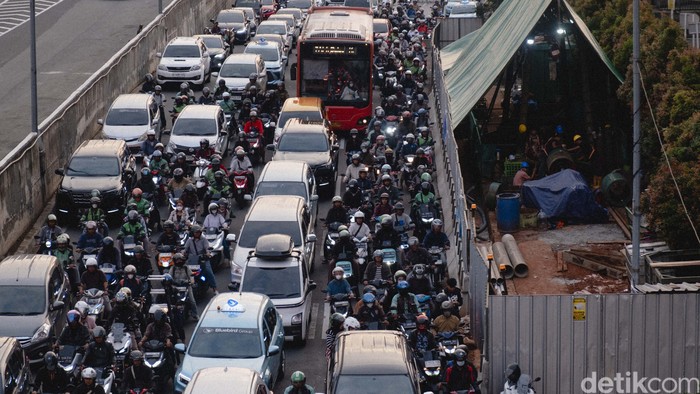 Array,Macet Terus di TB Simatupang, Sudah Saatnya ERP dan Tarif Parkir Mahal Berlaku