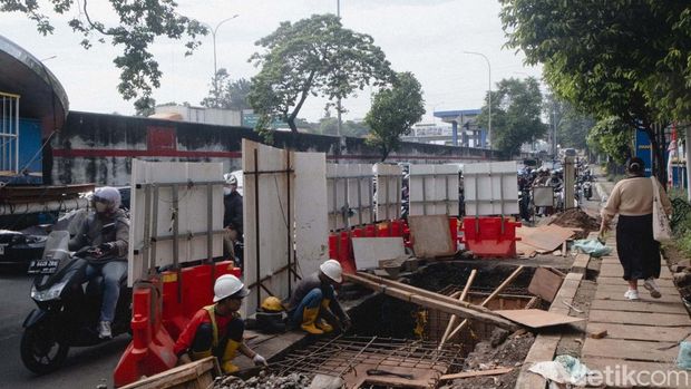 Array,Alih Fungsi Trotoar Demi Atasi Macet TB Simatupang, Hak Pejalan Kaki Dikorbankan