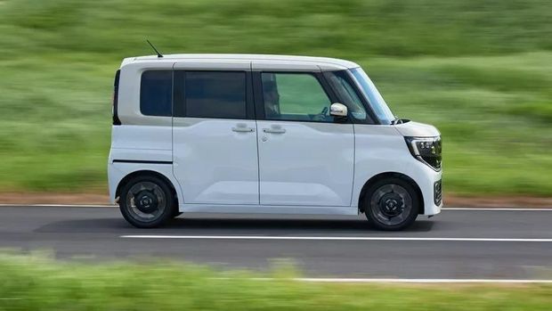 Array,Serena Versi Mungil Nih, Nissan Roox Terbaru Dijual Rp 176 Jutaan