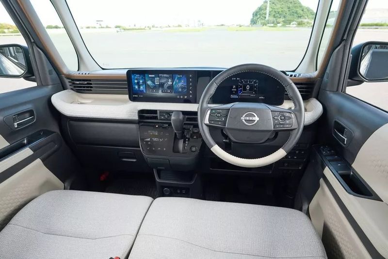 Array,Serena Versi Mungil Nih, Nissan Roox Terbaru Dijual Rp 176 Jutaan