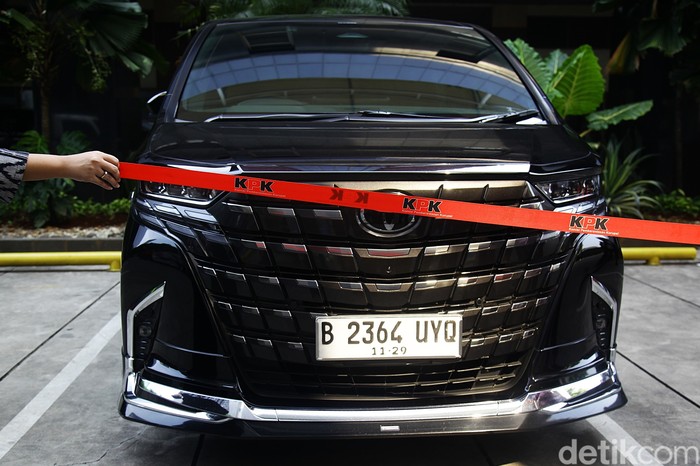 Array,Identitas Alphard yang Dikembalikan KPK usai Disita dari Eks Wamenaker Noel