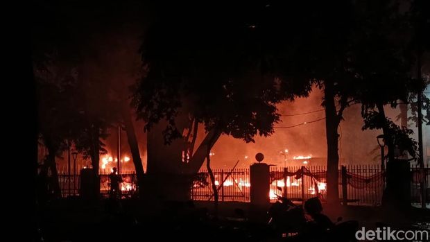 Array,7 Halte TransJakarta Dibakar saat Demonstrasi, Ini Daftarnya