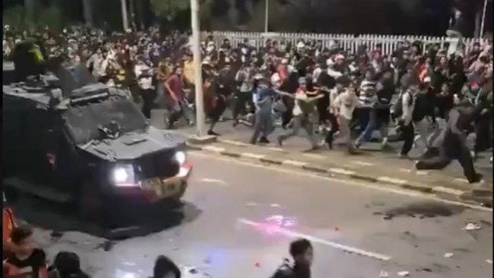 Array,Rantis Brimob Lindas Driver Ojol: Mobil Spek Antipeluru Vs Massa Pegang Kayu