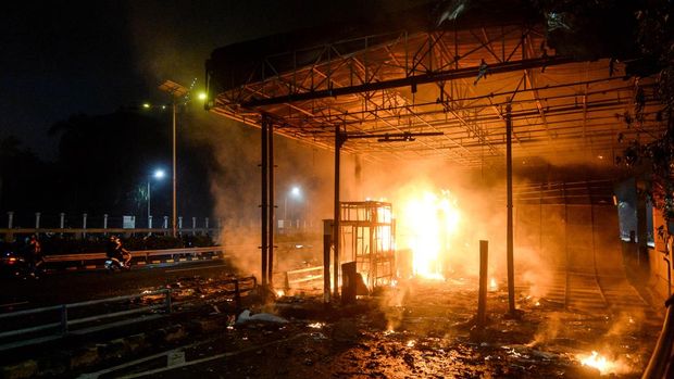 Array,Fasilitas Umum yang Dibakar saat Demonstrasi: Halte TJ-Gerbang Tol