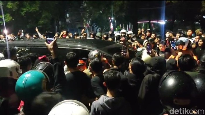 Array,Mobil Sultan Hamengku Buwono X Saat Temui Massa Demonstrasi